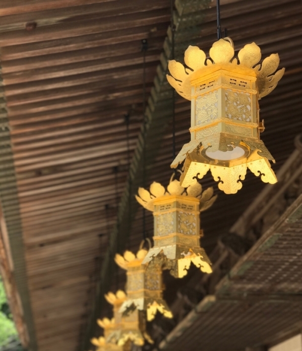 design-in-japan-o&b-inspiration-abroad-gold-lanterns