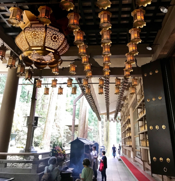 design-in-japan-o&b-inspiration-abroad-hanging-gold-lanterns