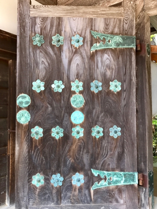 design-in-japan-o&b-inspiration-abroad-temple-door-patina