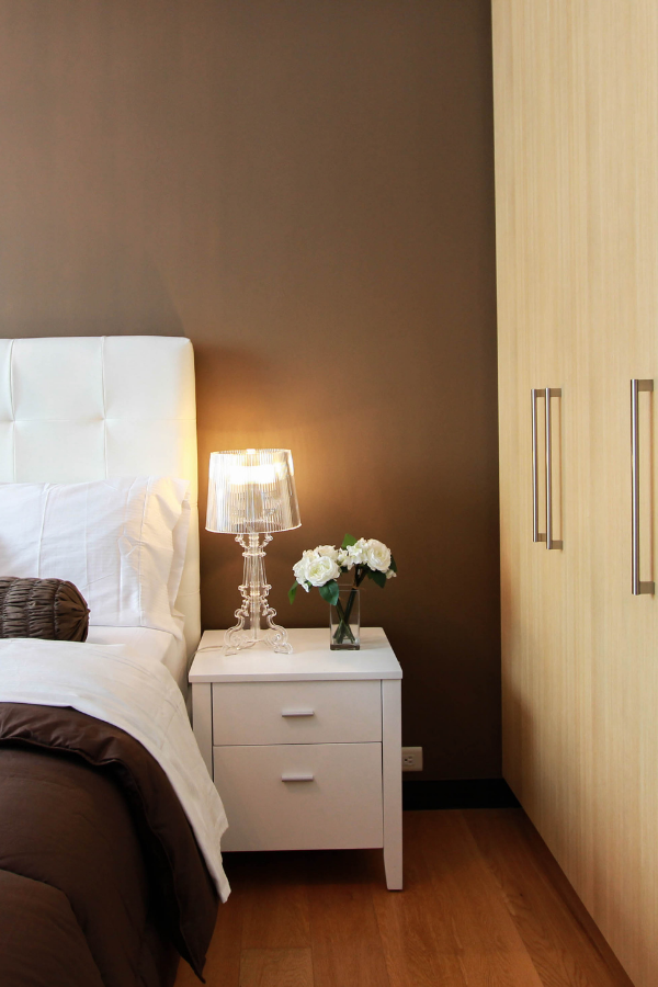 interior design bedroom warm brown lamp bedding contemporary modern style